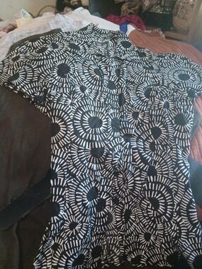 Harve Benard Black and White Geometric Print Blouse